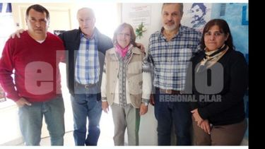 HOMENAJE. Compañeros y amigos de Lucho, durante el acto..