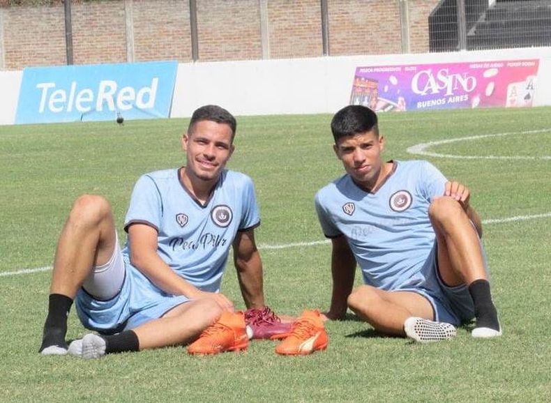 EN EL ESTADIO. Rodríguez Silva y Gonzalo Coronel distendidos tras la práctica de ayer.