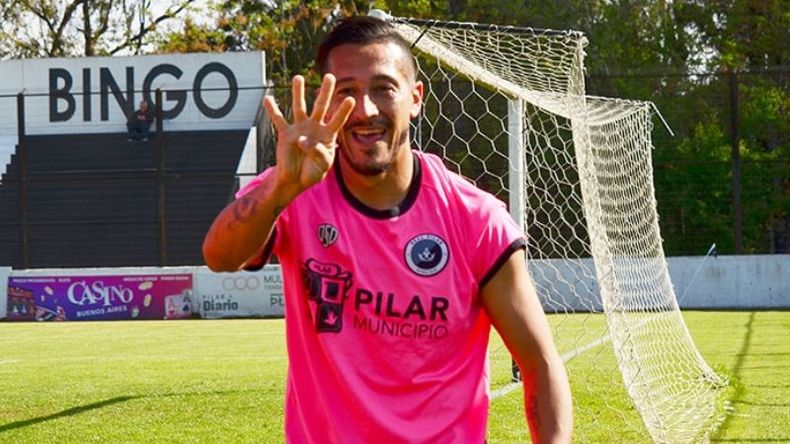 CUATRO DEDOS. Carrasco y su dedicatoria particular para su familia. (FREDY CABALLERO)..