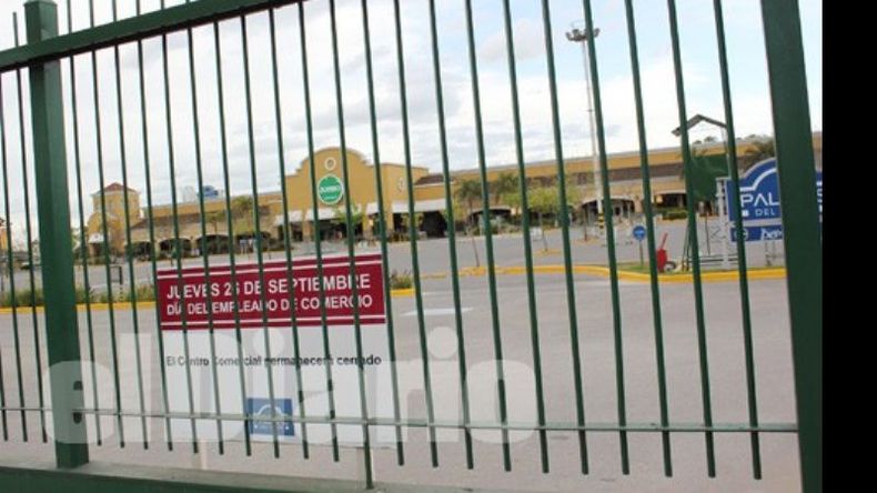 Rejas. Así lució ayer durante todo el día, el hipermercado Jumbo en el K50..