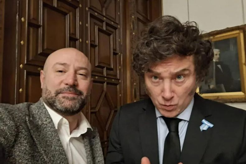 OTROS TIEMPOS. Diego Spagnuolo y una de sus muchas selfies con el presidente.