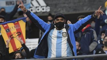 Los adultos deberán exhibir el certificado de vacunación al ingresar a las canchas. .