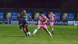 DEBUT. Gerónimo Cardozo lucha la pelea con Nahuel Sica.