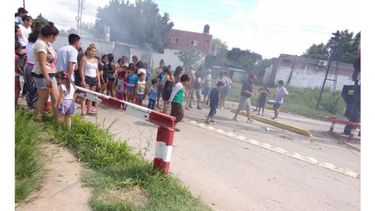 PIQUETE. Los vecinos interrumpieron el paso del tren..