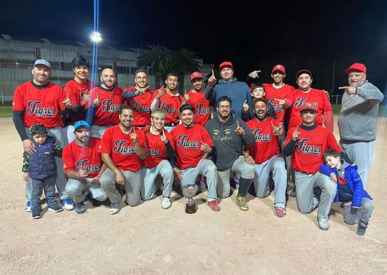 CAMPEONES. Los jugadores de Los Tigres señalan el “1” tras la coronación.