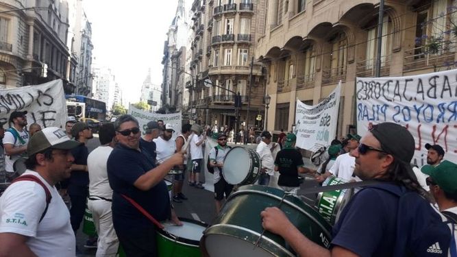 BOMBOS. La protesta ayer, frente al Ministerio de Producción..