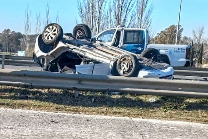 VUELCO. El Chevrolet Onix quedó tumbado sobre el puente de la Ruta 6.