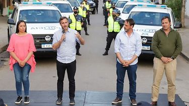 GIRA AZUL. Achával y Laurent recorren el distrito llevando los nuevos patrulleros..