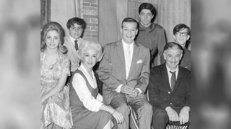 Integrantes del inolvidable programa de televisión, “La familia Falcón”, en una visita que hicieron a Pilar en el año 1963..