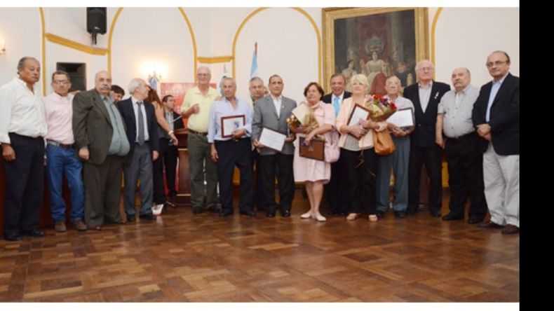 Los homenajeados, todos juntos, ayer en el Concejo Deliberante..