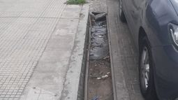 Tres postales de Pilar centro. Rivadavia, entre Moreno y Fermín Gamboa. La “semipeatonal” de Ducoté, abandonada. La vereda de la Escuela N°1 sobre Yrigoyen, por donde salen los colectivos de la terminal. A veces no les da el radio de giro y pisan la vereda. La oficina de ANSES en época de Milei. Ya no hay largas filas tramitando algún beneficio social para menguar los errores de las políticas económicas. Jorge.&nbsp;