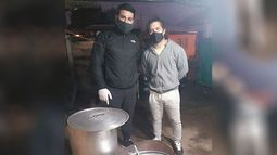 EN ACCIÓN. Emiliano y Federico, cocinando para la olla del sábado..