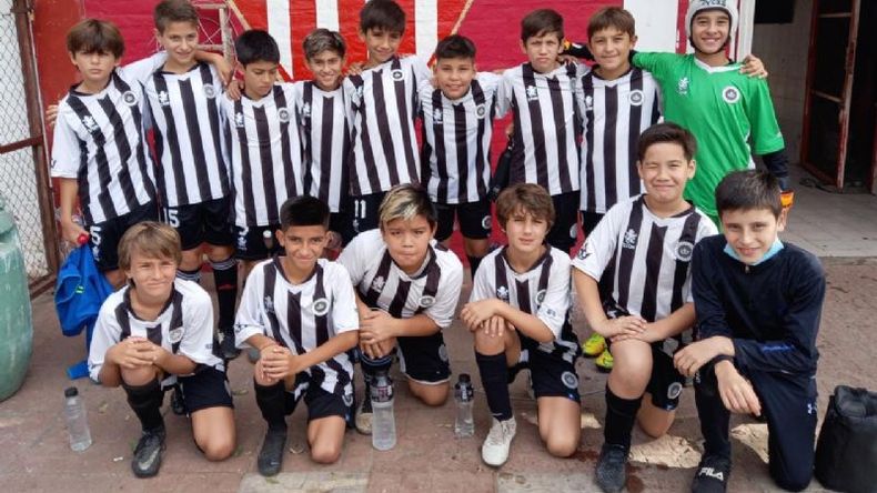 EQUIPO. La 2011 de los Principitos debutaron con una goleada..