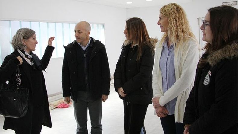 RECORRIDA. Ducoté junto a funcionarios..