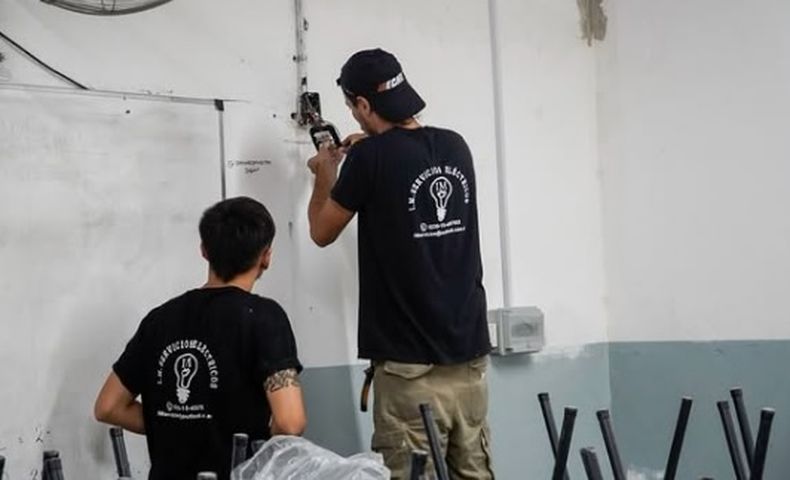 EN OBRA. Antes del inicio de clases, apuran la puesta a punto de las escuelas.