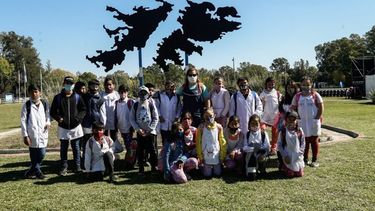 HOMENAJE. Chicos de escuelas de Pilar participaron de un homenaje en el Cenotafio..