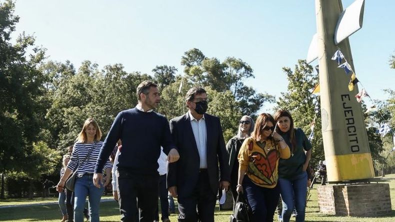 ENCUENTRO. Achával recibió a Sileoni en el Cenotafio para el homenaje..