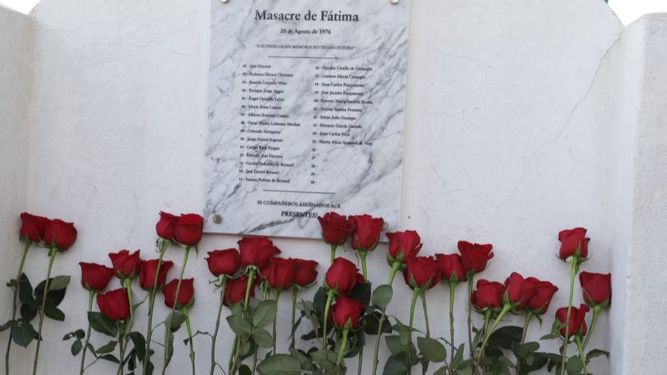 ROSAS. Ofrendas en el monumento que recuerda la masacre. .