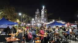 Las mesas y sillas sobre la Plaza 12 de octubre podrán ser utilizadas por los locales gastronómicos céntricos para ofrecer sus servicios al aire libre. .