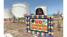 NO A LAS TERMOELÉCTRICAS. El pedido se repitió ayer frente a las plantas..
