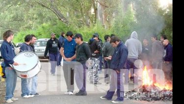 Trabajadores de la Interfabril del Parque Industrial cortaron los accesos al complejo, que estuvo totalmente paralizado..