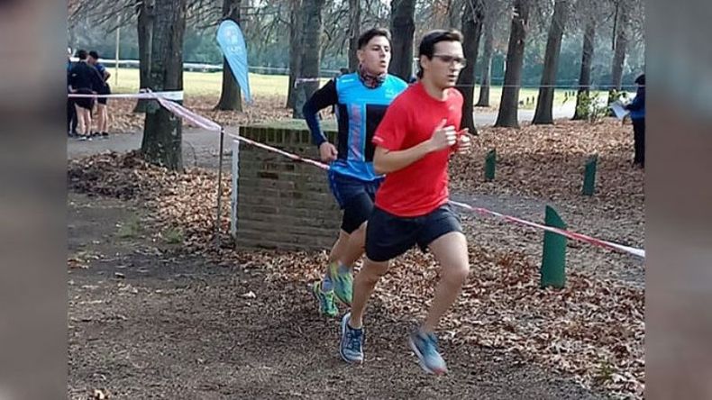 Los atletas, en plena competencia..