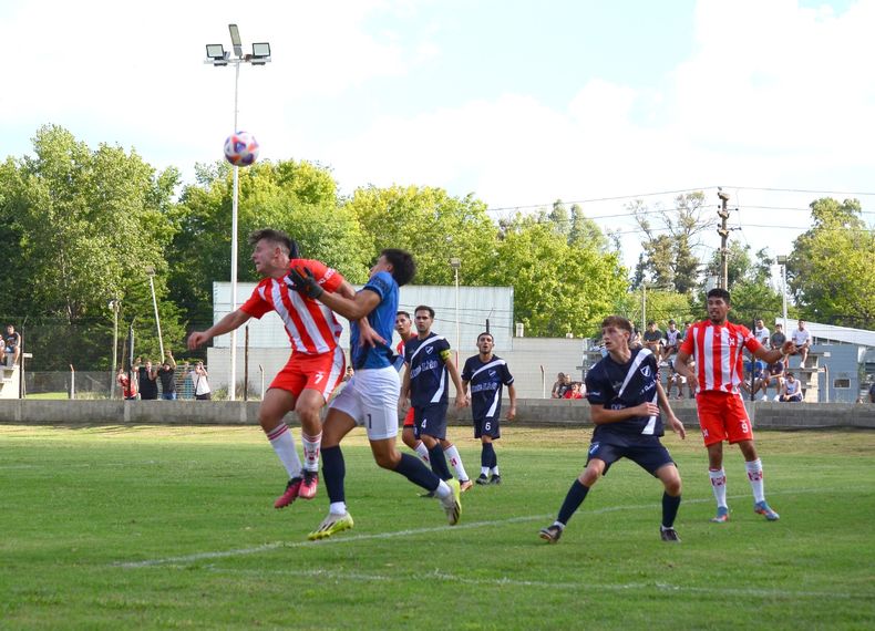 LUCHA Y JUEGO. Atlético empató en su estreno en Ciudad Deportiva.