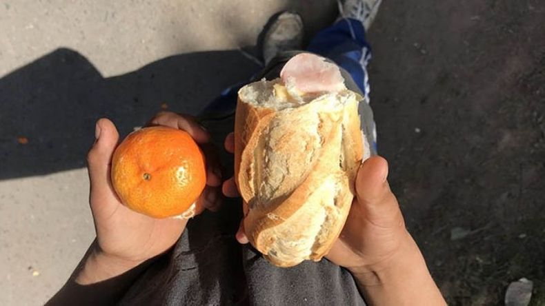 MANDARINA Y SÁNGUCHE DE JAMÓN Y QUESO. Uno de los alumnos de la Escuela 36 muestra su vianda diaria..