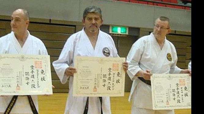 Vidal (ctro.) con el diploma por el 4º puesto en Japón..