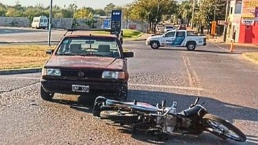 La motociclista tuvo que ser trasladada al hospital Sanguinetti de Pilar.
