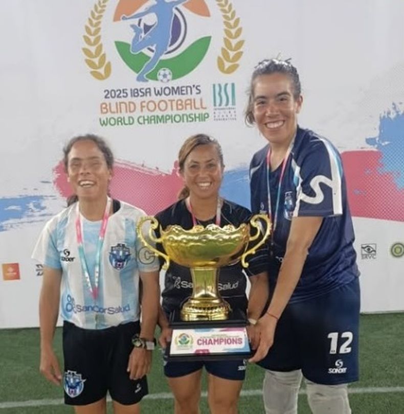 BICAMPEONA. Sofía Sosa (centro) con la Copa del Mundo junto a Gracia Sosa y Micaela Segovia, tras consagrarse en India.