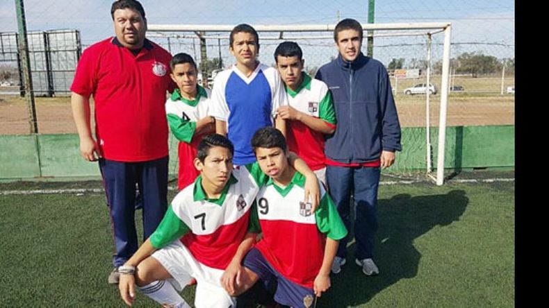 ELIMINADOS. Los Cadetes C perdieron 2-1 la final ante Zárate..