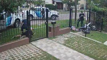 El momento en que son interceptados por la policía.