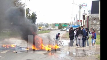 Los vecinos cortaron el paso hasta que solucionaron el problema..