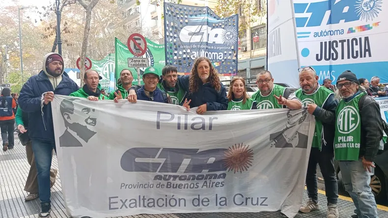 RECLAMO. La CTA de Pilar fue parte de la movilización a la Casa de Gobierno.&nbsp;