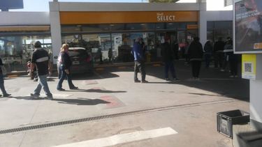 Cola para comprar cigarrillos, en una estación de servicio..