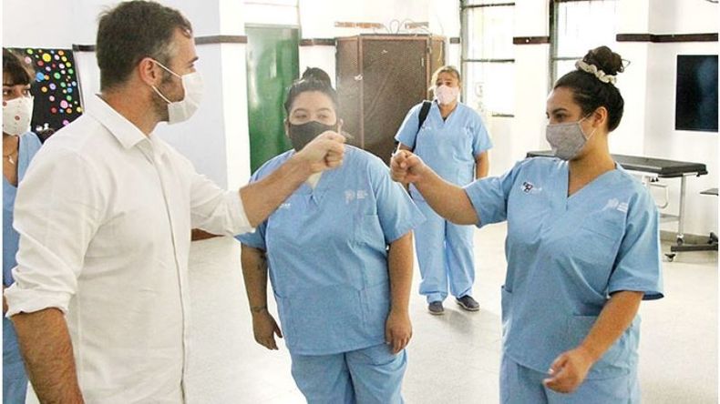 PUÑO. Achával recorrió el centro de vacunación en la Escuela 26..