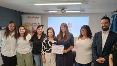 DIPLOMA. Alicia Romero de Colusi recibe la distinción de la provincia. &nbsp; 