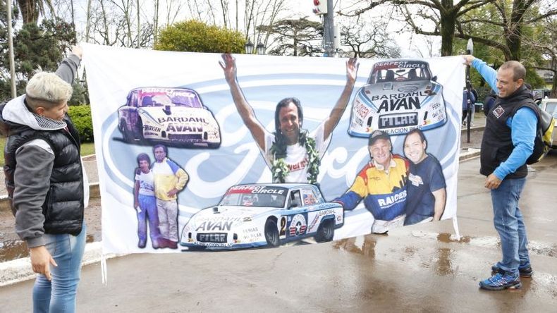 BANDERA. Fanáticos del Vasco muestran el trapo del ídolo local..