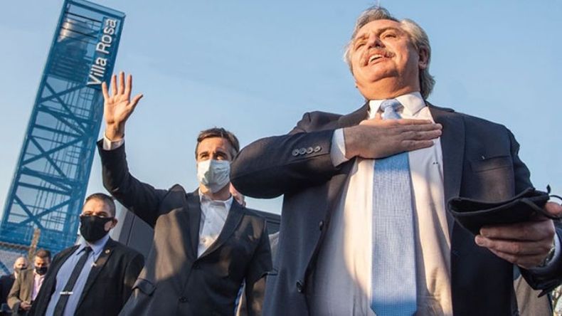 ALBERTO CON ACHAVAL. Fernández salió por primera vez en un mes de Olivos. Dio un discurso político y de tono esperanzador..