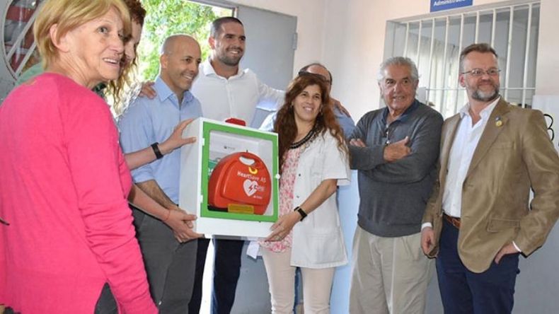 DONACIÓN. Autoridades recibieron el aparato..