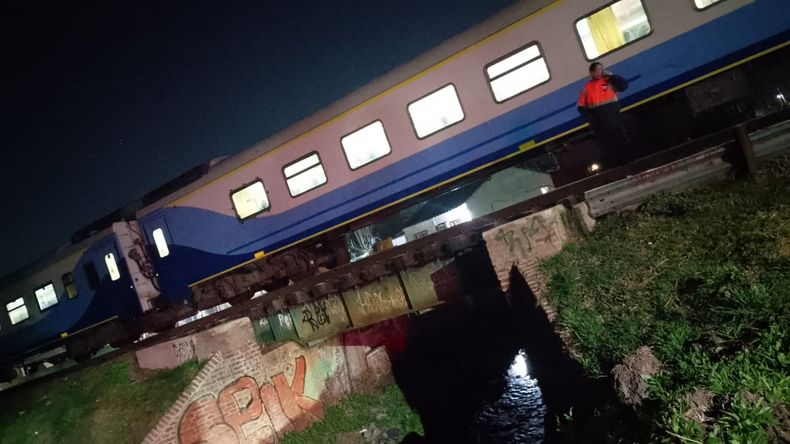 TREN DETENIDO. El accidente ocurrió a la altura del puente de la calle Mendoza, a pocas cuadras de la Estación Pilar.&nbsp;