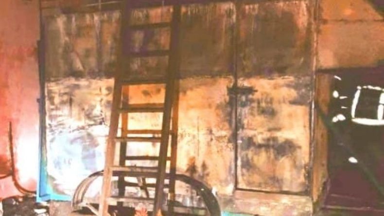 El incendio ocurrió esta madrugada y afectó el galpón de una propiedad. Foto @juancaimpacto .