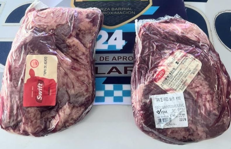 Las bandejas de carne halladas entre las prendas del sujeto detenido.&nbsp;