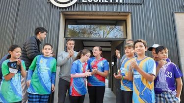 CORTE DE CINTAS. Achával inauguró el club del barrio Luchetti acompañado por los chicos. .