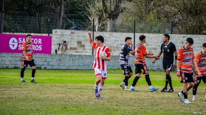 PUÑO APRETADO. Lucas Chaves festeja su gol, el del descuento en la Ciudad Deportiva.