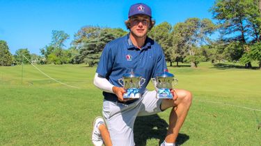 Brady McKinley con los trofeos en las canchas de Martindale.