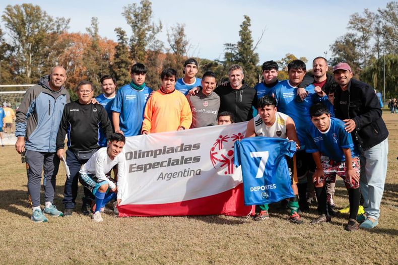 LISTOS PARA JUGAR. Achával acompañó a los participantes.