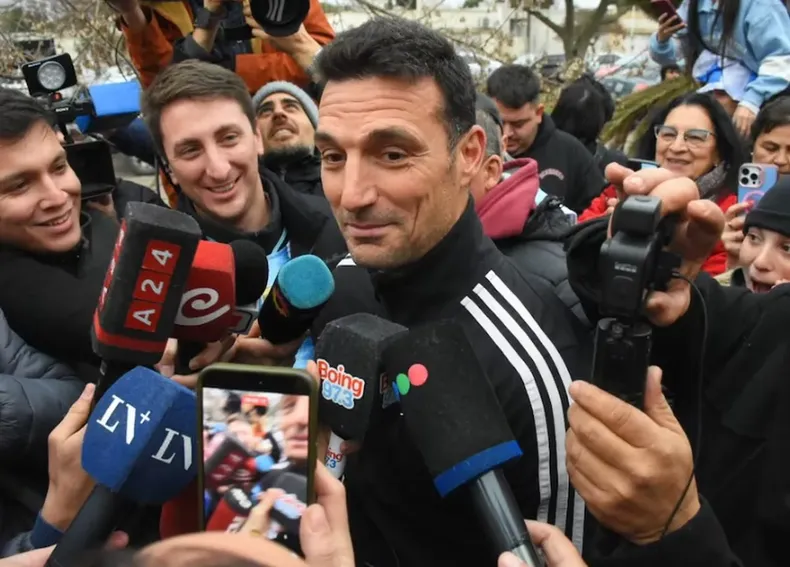 Lionel Scaloni rodeado por sus vecinos y periodistas. (diariouno.com.ar).