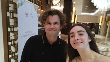 CON EL ÍDOLO. Candela junto a Magnus Carlsen, número 1 del mundo y uno de los mejores ajedrecistas de todos los tiempos.
